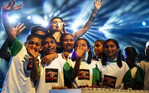 Sona with Akshaya Patra’s beneficiaries, cutting a cake specially baked for them