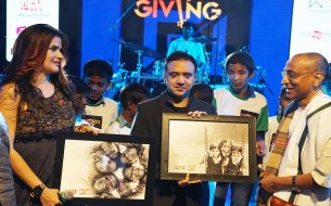Akshaya Patra’s Vice Chairman, Shri Chanchalapathi Dasa, welcoming Sona Mohapatra and Ram Sampath