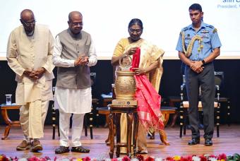 A proud moment! Hon’ble President Droupadi Murmu unveils Akshaya Patra pot replica. 