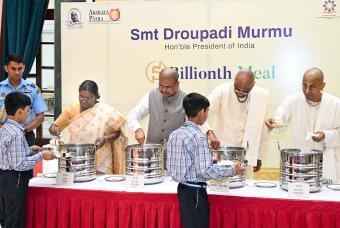The President Murmu performs ceremonial feeding alongside the Education Minister, Dharmendra Pradhan and Akshaya Patra’s Founders, Madhu Pandit Dasa and Chanchalapathi Dasa