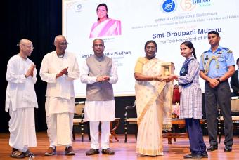 The Hon’ble President presents a memento, accompanied by Hon’ble Minister of Education and Akshaya Patra Founders