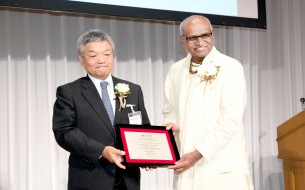 Mr. Naotoshi Okada, President, CEO of Nikkei Inc. and Shri  Madhu Pandit Dasa, Chairman of Akshaya Patra giving opportunity to capture the historic moment
