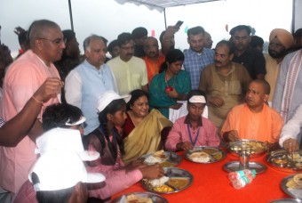 Yogi Adityanath relish the meal prepared at Akshaya Patra kitchen